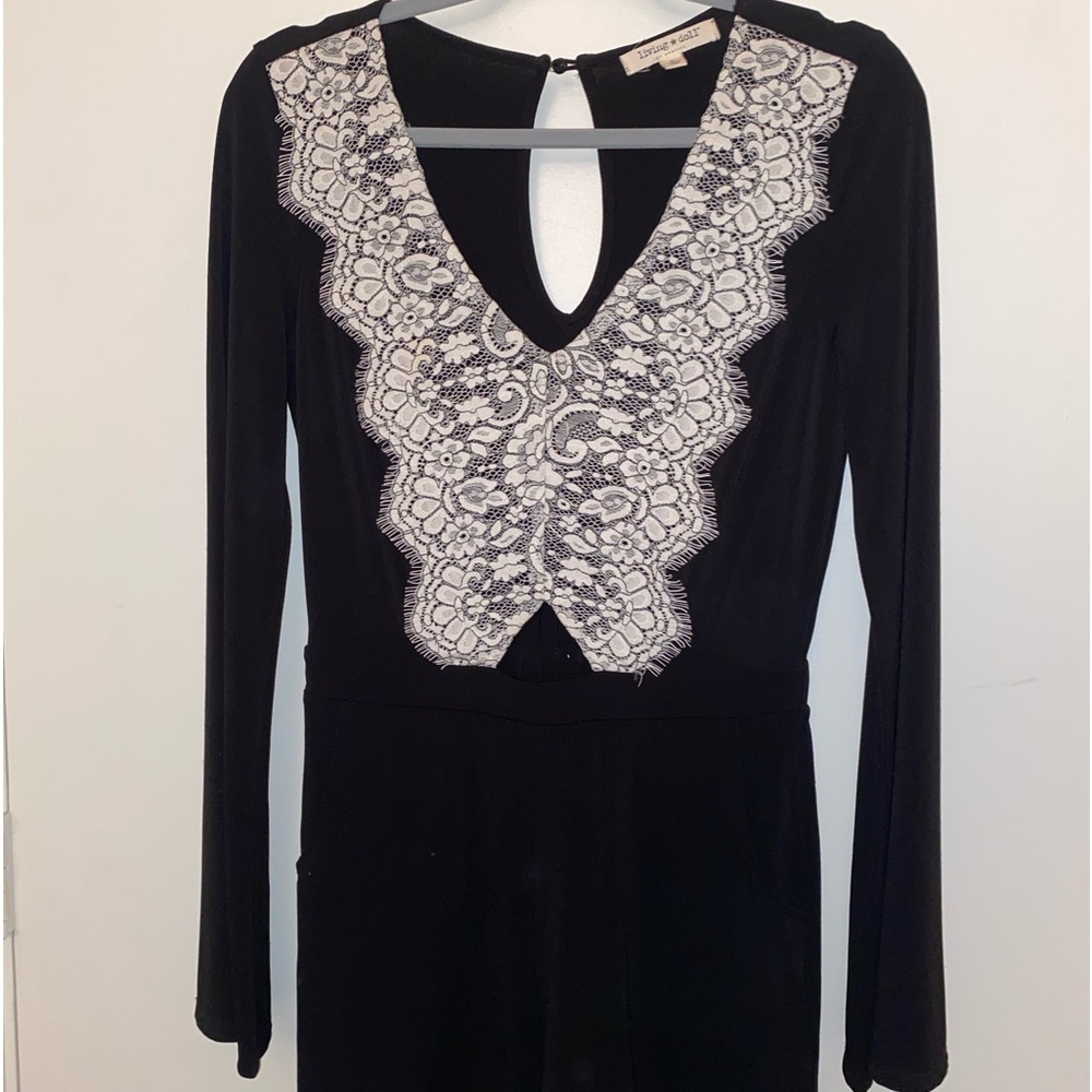 Medium romper with lace and v neck